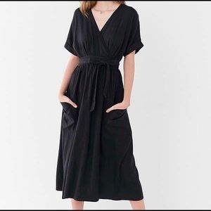 UO Urban Outfitters linen wrap midi dress black L
